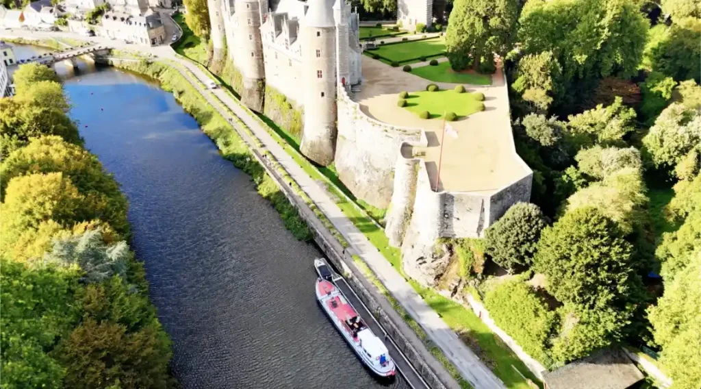 Nymphea barge moored next to a magnificent castle in Britanny.